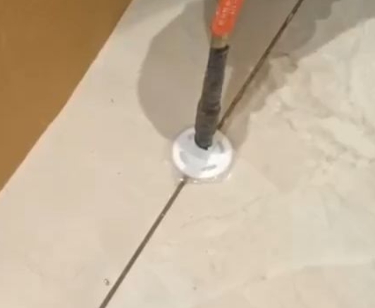 卫东瓷砖空鼓维修公司专业解答瓷砖在铺贴过程中，如果没有涂抹均匀到位的粘结材料（如水泥砂浆或瓷砖胶），可能会导致以下问题